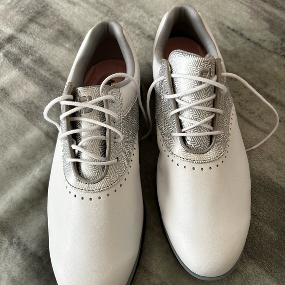 Women’s Golf Shoes - Picture 3 of 6